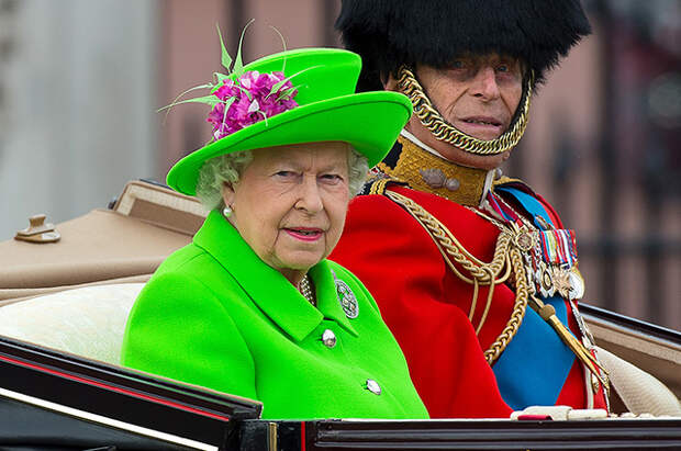 Шутки о королеве: пользователи Интернета смеются над нарядом Елизаветы II