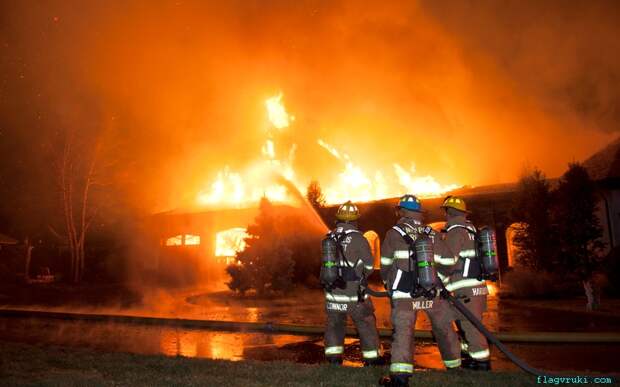 Пожарные потушили сильный пожар в доме на Чайлдс Пойнт-роуд в Аннаполисе, штат Мэриленд, США.