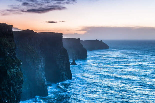 Mirror: в Ирландии туристка сорвалась со скалы высотой 214 метров