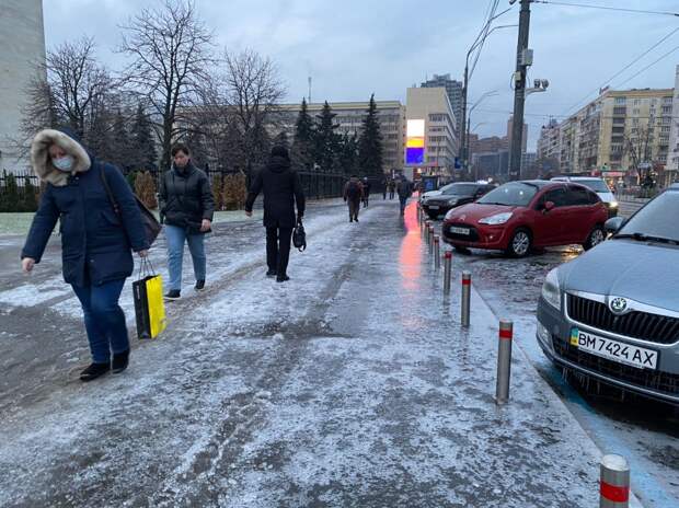 В Киеве из-за ледяного дождя резко возросло количество ДТП и травмированных пешеходов