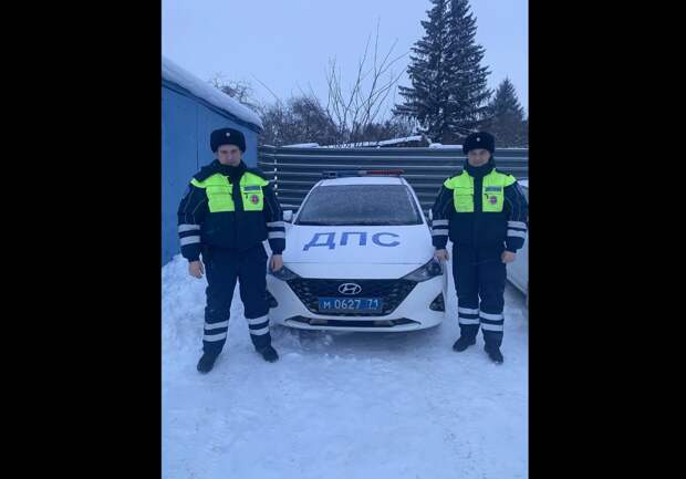 Инспекторы ДПС в Щекинском районе помогли водителю из Подмосковья в новогодние праздники