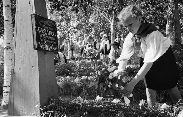 Школьники 50-х. Петрозаводск. Школьники приносят цветы на могилы героев.jpg Школьники 50-х. Петрозаводск. Школьники приносят цветы на могилы героев.jpg