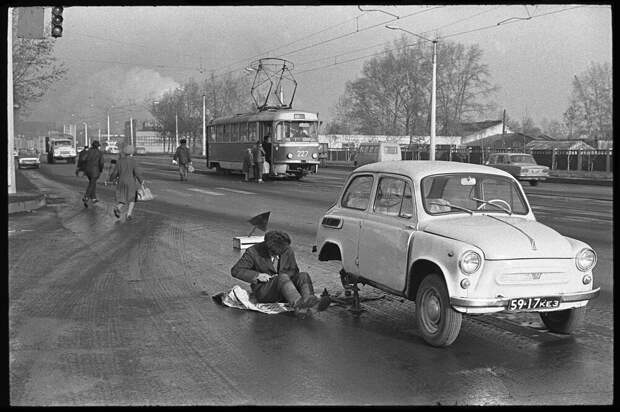 Ремонт автомобиля на проезжей части проспекта КуракоВладимир Соколаев, 13 октября 1981 года, г. Новокузнецк, МАММ/МДФ.  
