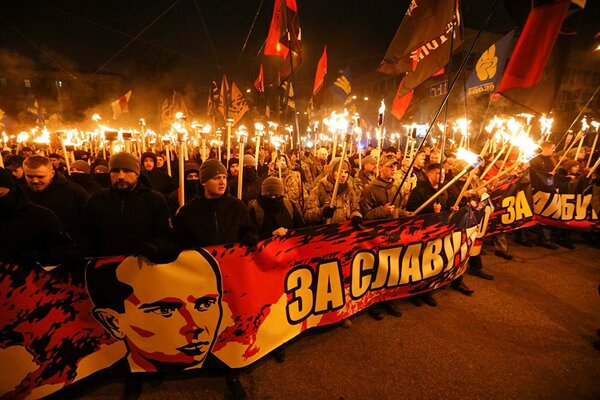 Факельное шествие в Украине в честь Бандеры.