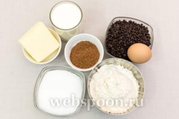 Для приготовления нам понадобятся: шоколад (у меня шоколадные капли), яйца, какао, масло сливочное, мука, разрыхлитель, сахар, молоко.