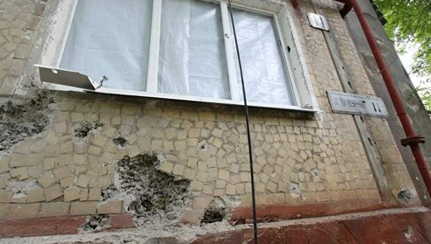 Жилой дом, пострадавший в результате обстрела, в поселке Горловка Донецкой области. Архивное фото