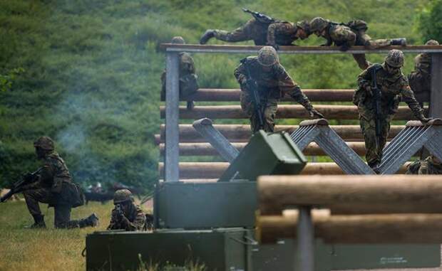 На фото: солдаты преодолевают полосу препятствий во время публичной презентации. «День бундесвера» включает в себя различные мероприятия по всей стране, направленные на вербовку молодежи на военную службу.