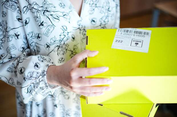 Мошенники изменили схему обмана с курьерской доставкой, используя родных жертвы