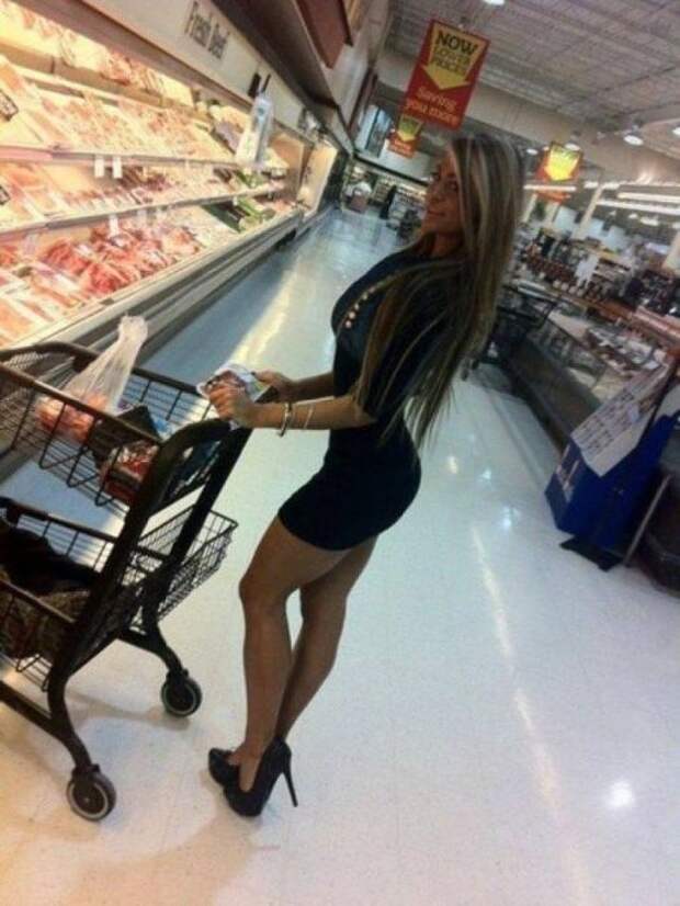 Симпатичные девушки в магазинах