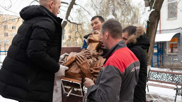 Бюст Плисецкой установили у петербургского отеля, где она останавливалась