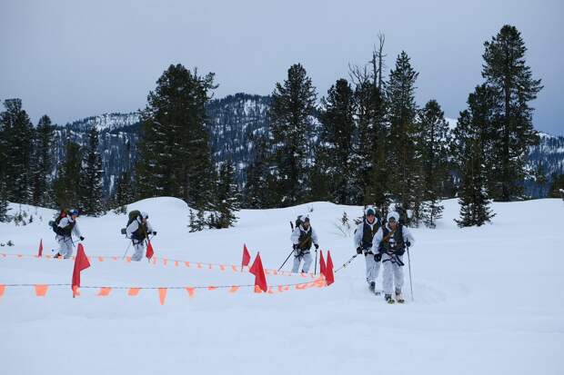 Участники окружного этапа конкурса по ски-альпинизму «Саянский марш-2022» совершили двухдневный 50-километровый марш в горах Западного Саяна