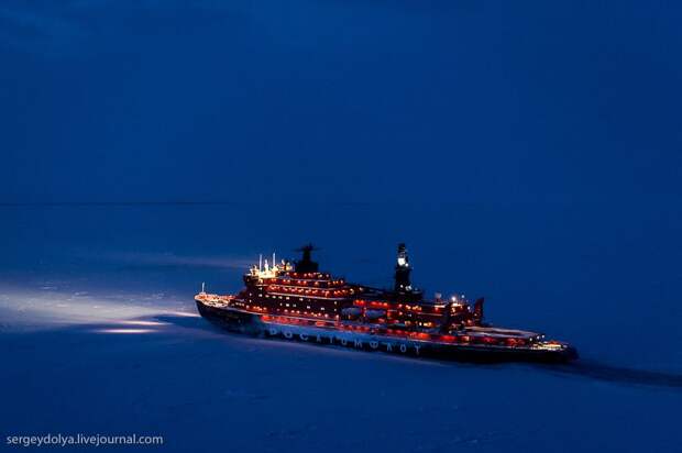 northpole22 Уникальные фотографии ледокола с воздуха на Полюсе в условиях полярной ночи
