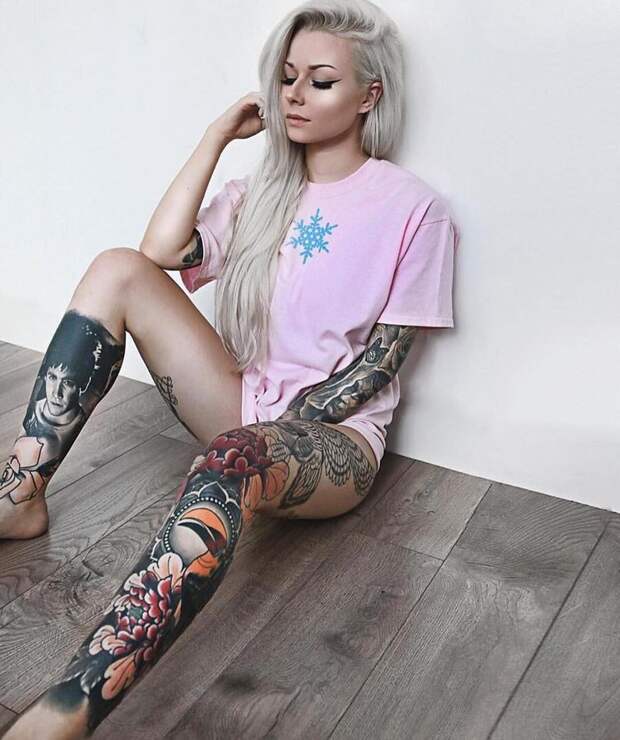 Девушка у стены присела tattoo, Синяя болезнь, девушки с тату, девушки с татуировками, красивые девушки, наколки, тату, татуировки