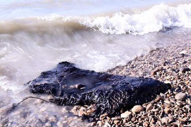 В Анапе после шторма на пляже нашли крупные куски мазута