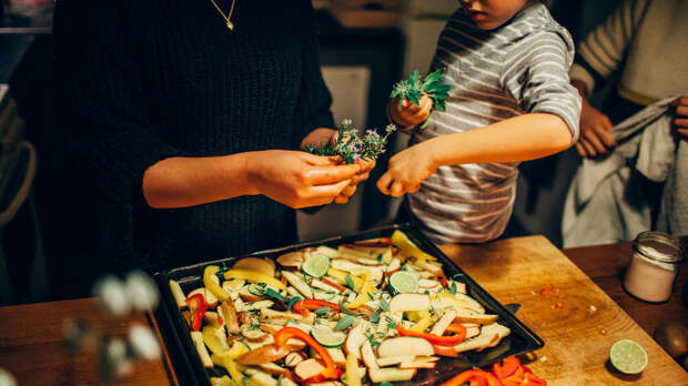 Врач Чиркова посоветовала исключить поздние ужины при восстановлении после праздников