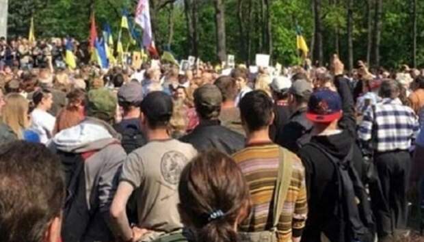 В Харькове у Мемориала Славы произошли столкновения между харьковчанами и бандеровцами