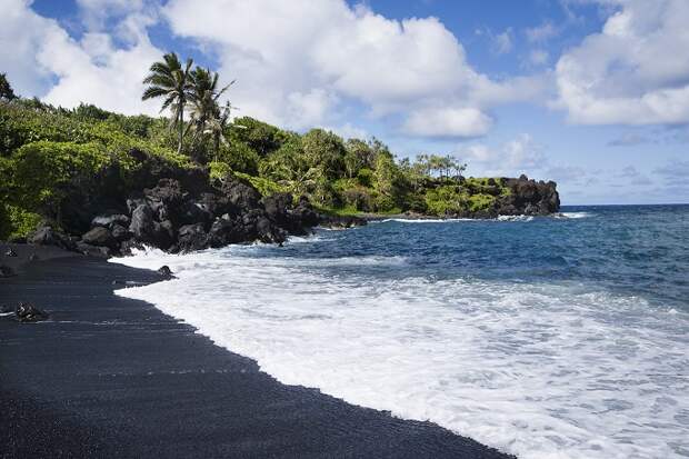 Черный пляж Хонокалани на Мауи