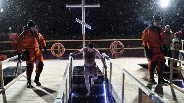 Врач Лапа: оптимальное время нахождения в ледяной воде — не более трёх минут