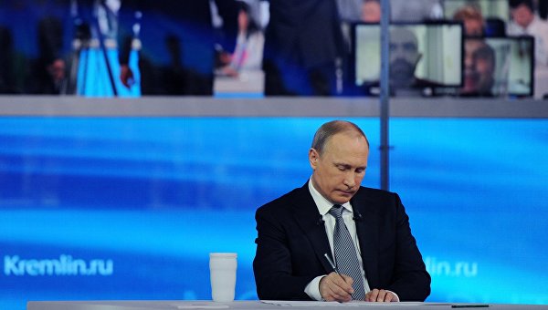 Президент России Владимир Путин отвечает на вопросы россиян в студии Гостиного двора во время ежегодной специальной программы Прямая линия с Владимиром Путиным