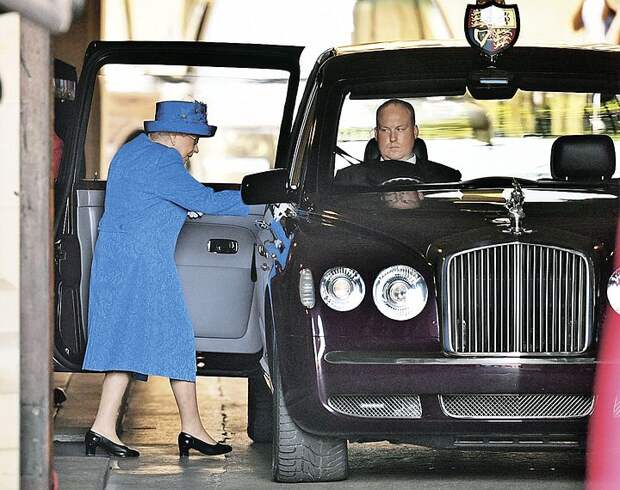 Королева у сделанного по спецзаказу Bentley State Limousine. Двери авто открываются под углом 90 градусов - для удобства.