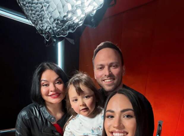 Блогер Столяров опубликовал фото с экс-возлюбленной Ксенией Шойгу и своей женой