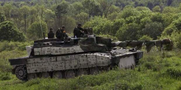 Французы маскируют танки газетами даже летом. |Фото: grandhistory.ru.