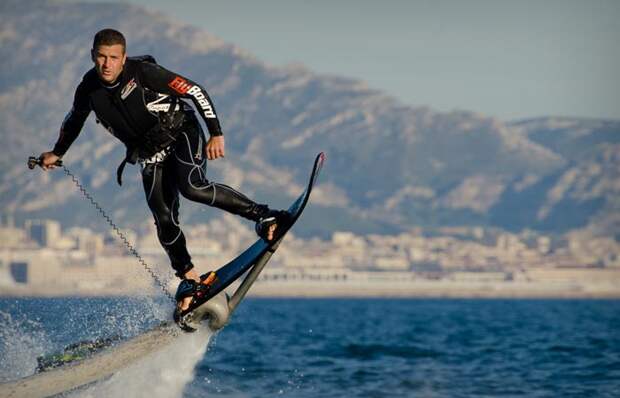 Реактивная доска HoverBoard: трюки над водой.