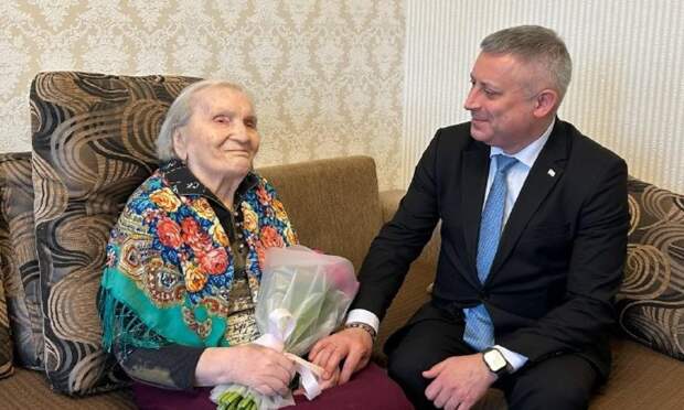 В Архангельске поздравили столетнюю труженицу тыла с 8 Марта