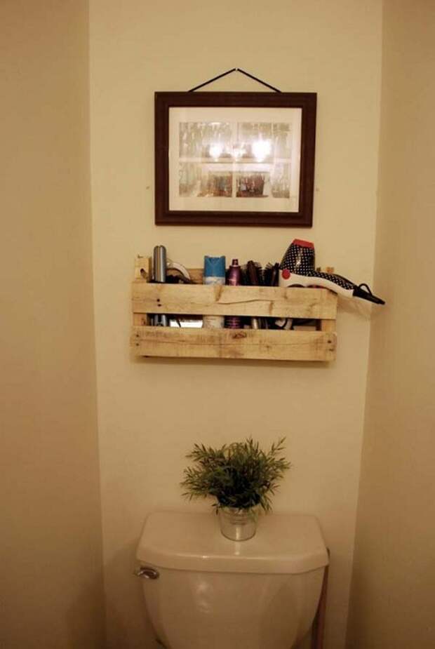 Небольшой деревянный поддон трансформирован для хранения нужных мелких вещиц для ванной комнаты.