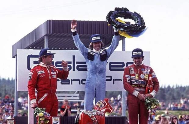 Гран-При Швеции 1977 года: на верхней ступени пьедестала Жак Лаффит, на нём тонкий комбинезон Stand 21 из асбеста. авто, автогонки, автомобили, автоспорт, гонки, гоночный автомобиль, спорт, технологии