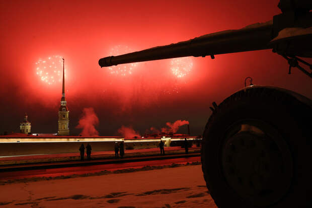 В Петербурге состоялся праздничный салют в честь 82-й годовщины снятия блокады