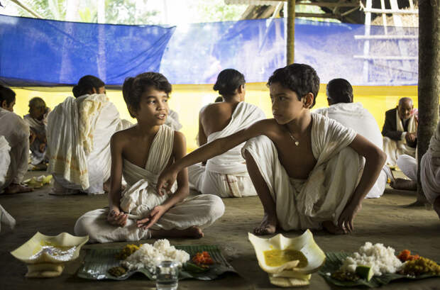 Санкар (слева) и Мохана во время приема пищи бхакти, люди, монахи