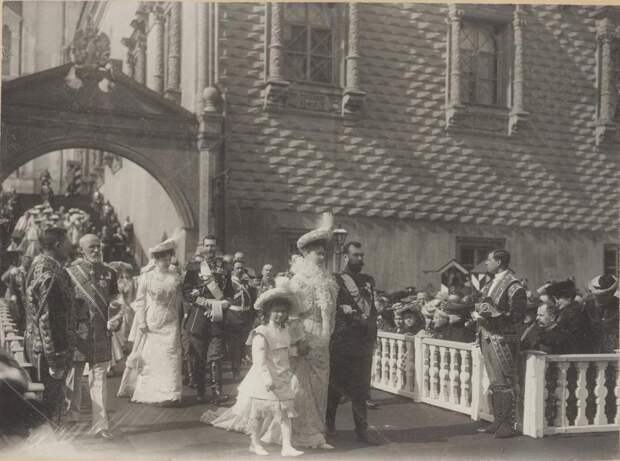1903. Выход из Грановитой палаты во время празднования Пасхи.jpg