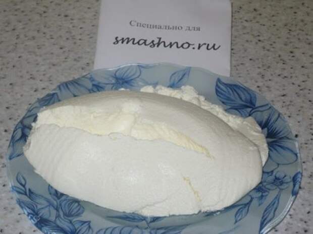 Сыр маскарпоне, выложенный в тарелку