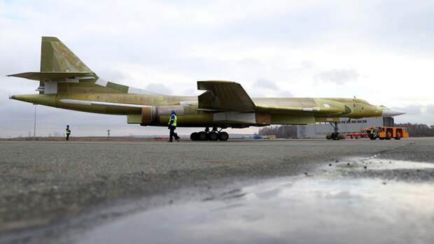 Опытный образец самолета Ту-160М2 во время выкатки на Казанском авиационном заводе имени С.П. Горбунова. 16 ноября 2017 года