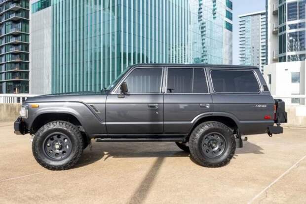 Модифицированный Toyota Land Cruiser 1988 с сиденьями от BMW 5-й серии