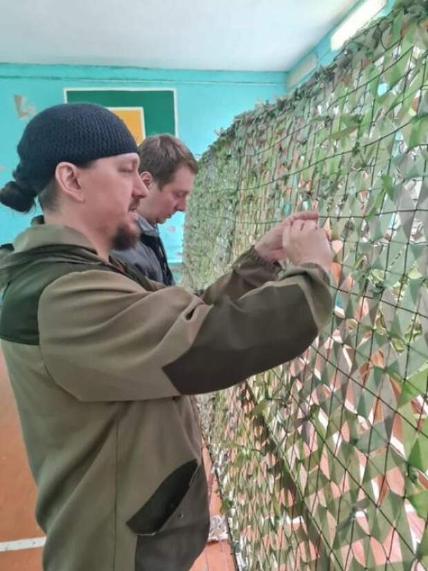 Я решил проявить инициативу и впервые сделать блиндажные окопные свечи для наших ребят.