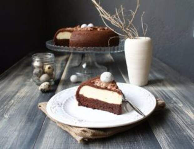 Фото к рецепту: Шоколадный пирог с творожной начинкой в мультиварке