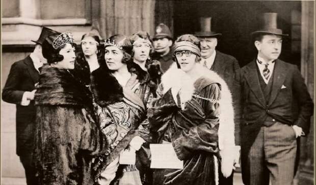 Фото 1924 года. Графиня Надежда Михайловна де Торби (правнучка А.С.Пушкина), в замужестве маркиза Милфорд-Хейвен (на фото слева) в тиаре–кокошнике