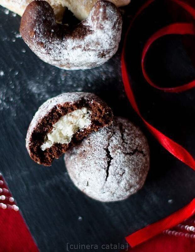 Куки русский язык. Шоколадное печенье с кокосовой начинкой. Кокосовые пряники с начинкой. Шоколадная булочка с кокосом. Шоколадная булочка с кокосовой начинкой.