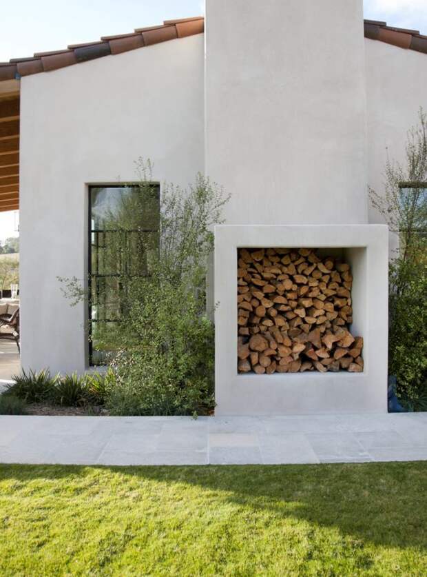 Вы также можете пристроить снаружи дома небольшую каморку для укладки дров