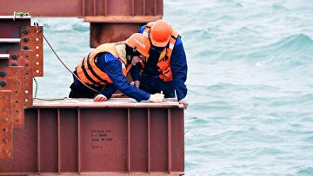 Рабочие во время строительства моста через Керченский пролив в Крыму. Архивное фото