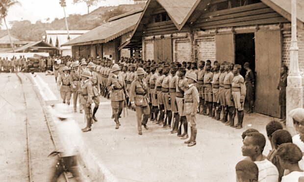 Генерал Фредерик-Хью Канлифф, командир Нигерийской бригады, инспектирует почётный караул 3-го батальона Нигерийского полка перед началом кампании в Германской Восточной Африке, ноябрь 1916 года - Всколыхнувшаяся Африка | Warspot.ru