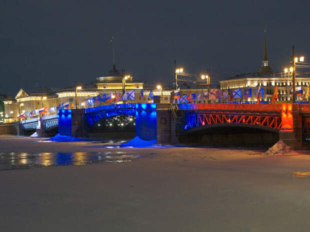 В честь 23 февраля в Петербурге празднично подсветят три моста