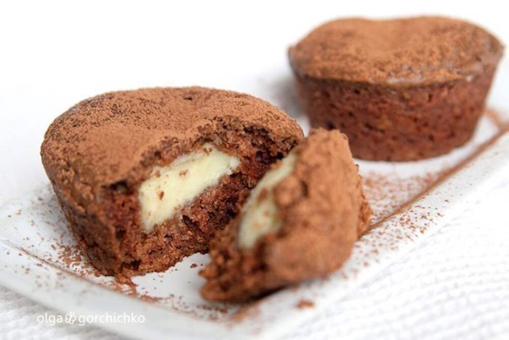 Кекс с малиной и шоколадно заварным кремом. Маффин три шоколада. Шоколадные маффины. Заварной шоколадный кекс. Шоколадный кекс с заварным кремом.