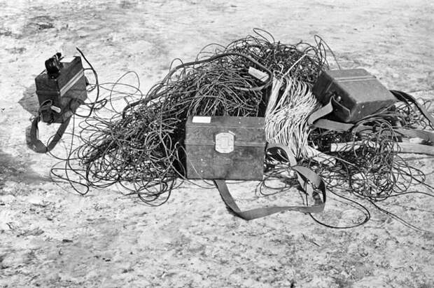 Полевой китайский телефон, оставленный на советской территории. Советско-китайский пограничный конфликт на острове Даманский 2 марта 1969 года. Репродукция фотографии ТАСС.