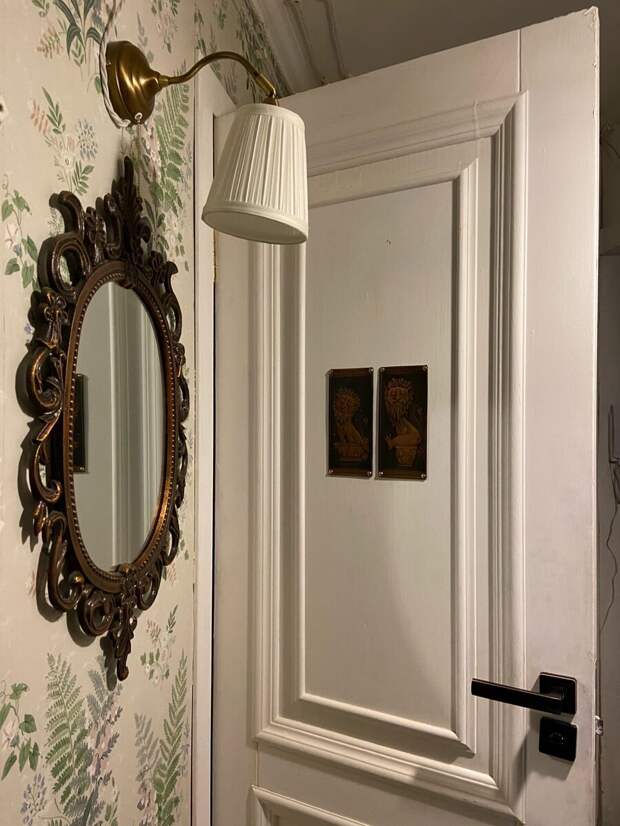 Так выглядит дверь с внешней стороны. Таблички с львятами — тоже привет Советскому Союзу