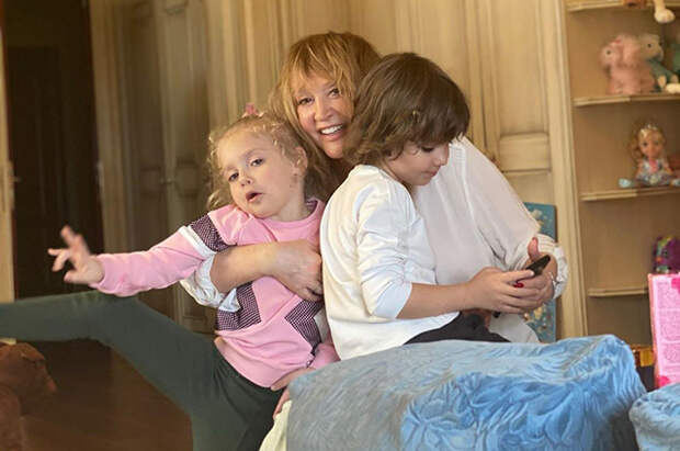 Алла Пугачева показала, как с детьми Лизой и Гарри ждет Максима Галкина с работы: видео