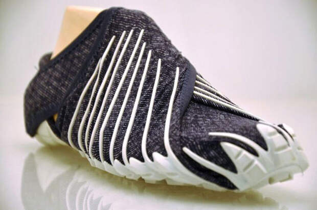 Кроссовки-платки: дизайнеры придумали кроссовки, которые буквально оборачиваются вокруг ноги