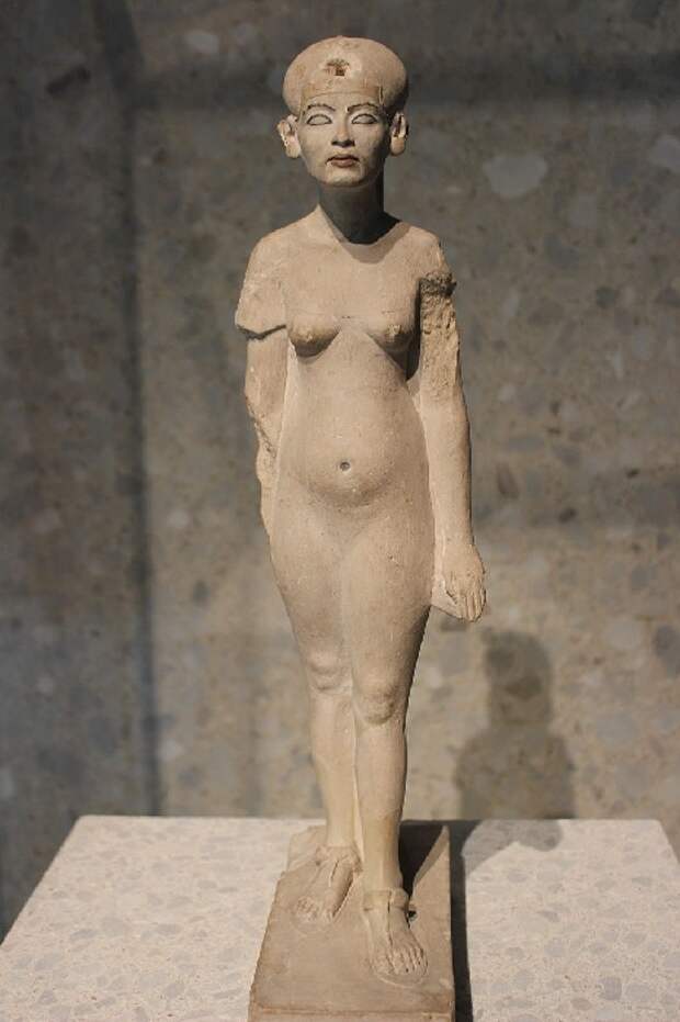 Статуя царицы Нефертити.